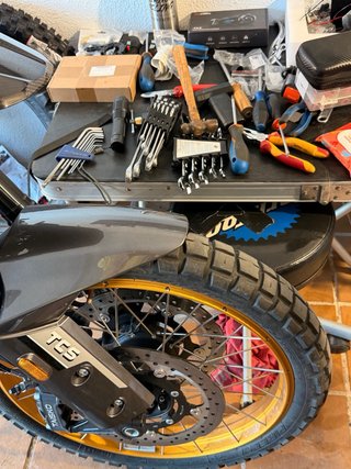 Kove 800 X Pro Negra y Dorada
