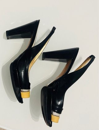 Zapatos Sacha London charol negro y camel