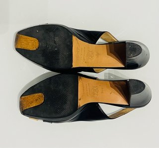 Zapatos Sacha London charol negro y camel