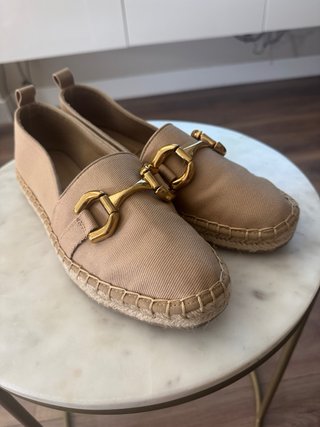 Zapatos planos ZARA beige con detalle dorado