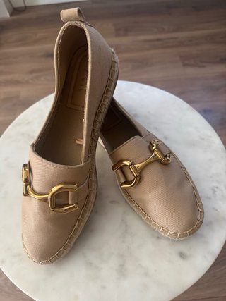 Zapatos planos ZARA beige con detalle dorado