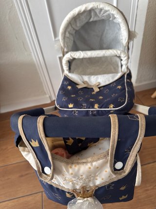 Carrito de muñecas azul con coronas