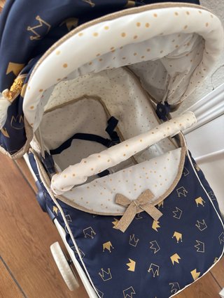Carrito de muñecas azul con coronas