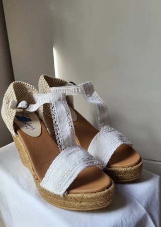 Cuñas SIN ESTRENAR. Altura 10cm. Plataforma 3cm.