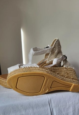 Cuñas SIN ESTRENAR. Altura 10cm. Plataforma 3cm.