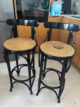Taburetes de madera y ratán negros