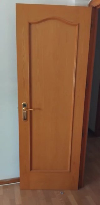 Puerta de madera de paso