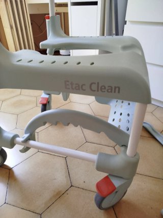 Silla movilidad reducida ducha y aseo.
