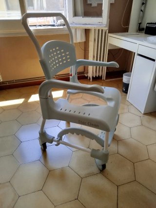 Silla movilidad reducida ducha y aseo.