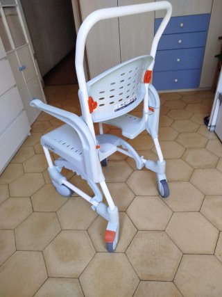 Silla movilidad reducida ducha y aseo.