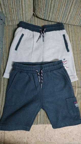 Chaqueta infantil gris y verde con capucha