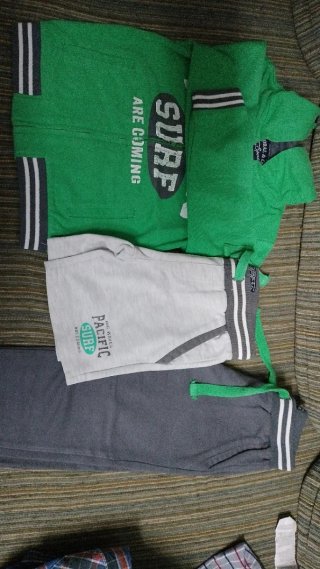 Chaqueta infantil gris y verde con capucha