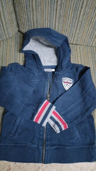 Chaqueta infantil gris y verde con capucha