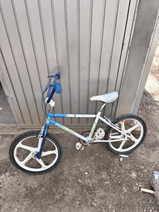 Bicicleta BMX vintage blanca y azul