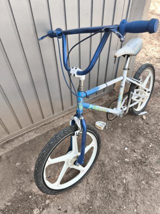 Bicicleta BMX vintage blanca y azul