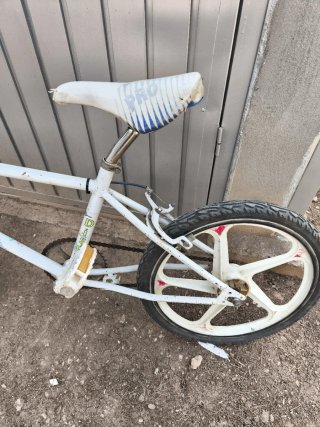 Bicicleta BMX vintage blanca y azul