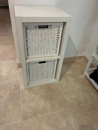 Mueble Kallax con 2 cestas blancas