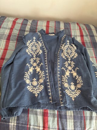 Camisa azul bordada