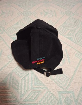 Gorra negra bordado Q multicolor