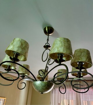 Lámpara de salón dorada y verde