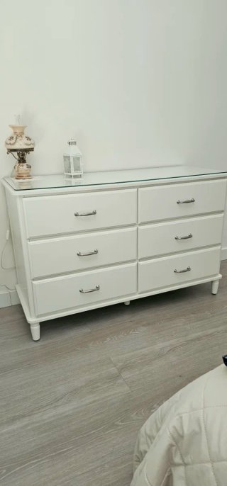 Cómoda vintage blanca Ikea con tapa de cristal