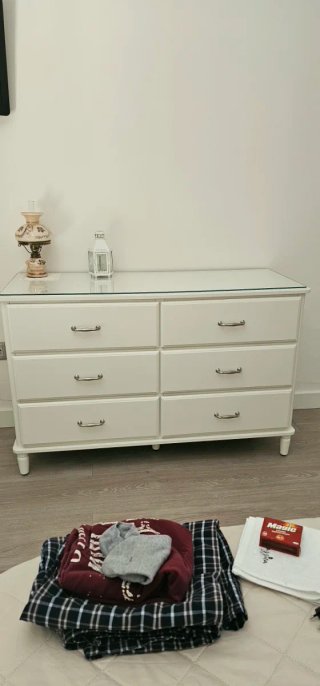 Cómoda vintage blanca Ikea con tapa de cristal