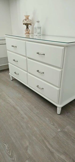Cómoda vintage blanca Ikea con tapa de cristal