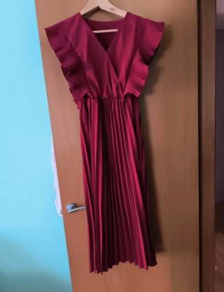 Vestido burdeos plisado