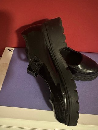 Zapatos negros charol hebilla dorada