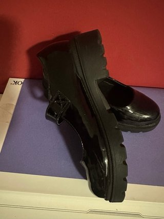 Zapatos negros charol hebilla dorada