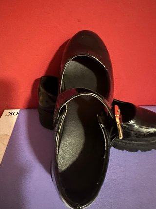 Zapatos negros charol hebilla dorada