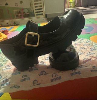 Zapatos negros charol hebilla dorada