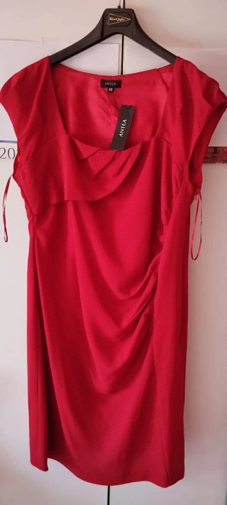 Vestido rojo NUEVO de cóctel midi drapeado en crep