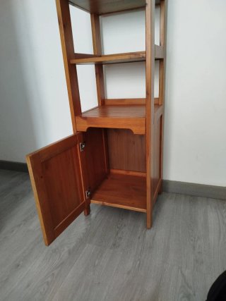 Estantería de madera con puerta