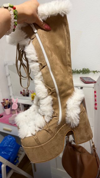 Botas altas beige con peluche