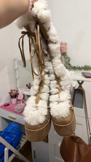 Botas altas beige con peluche