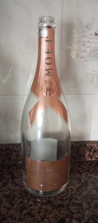 Botella Moët & Chandon Vacía. Tiene luz en fondo.