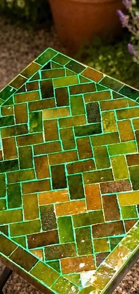 Tavolino con mosaico in vetro e metallo