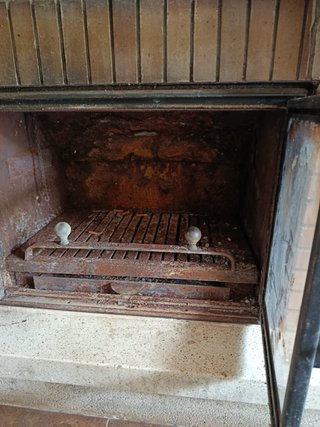 Chimenea de ladrillo y madera