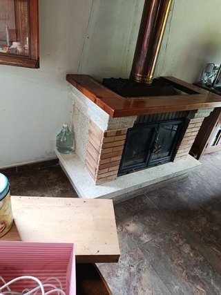Chimenea de ladrillo y madera