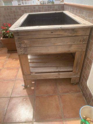 Huerto de madera con ruedas