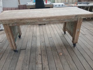 Mesa de madera maciza de pino  antigua,