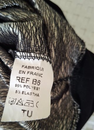 Top negro con detalles dorados y lazo