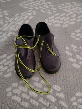 Zapatos de seguridad grises con cordones
