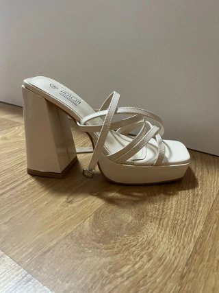 Sandalias de tacón blancas fiesta/graduación.