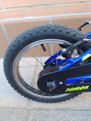 Bici infantil azul, incluye ruedines