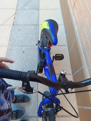 Bici infantil azul, incluye ruedines