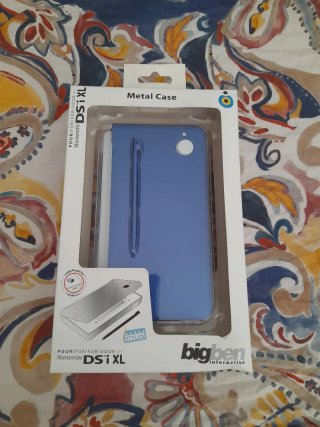 NUEVO. Custodia in metallo blu DSi XL BigBen
