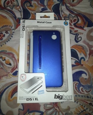 NUEVO. Custodia in metallo blu DSi XL BigBen