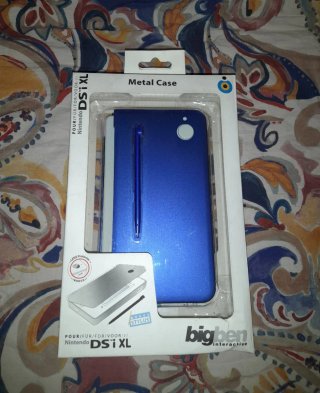 NUEVO. Custodia in metallo blu DSi XL BigBen